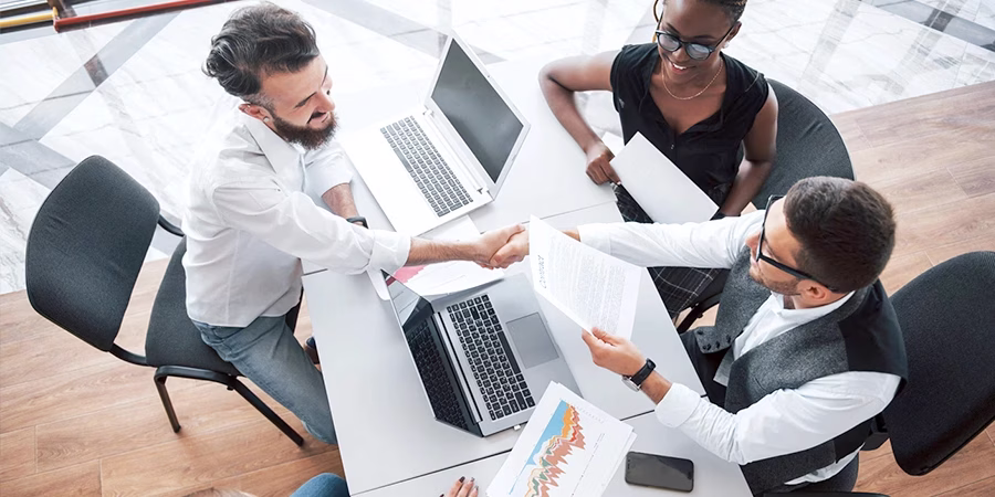 En términos fiscales, si tu negocio califica como ETBUS, los ingresos generados pueden estar sujetos a impuestos en EE.UU.